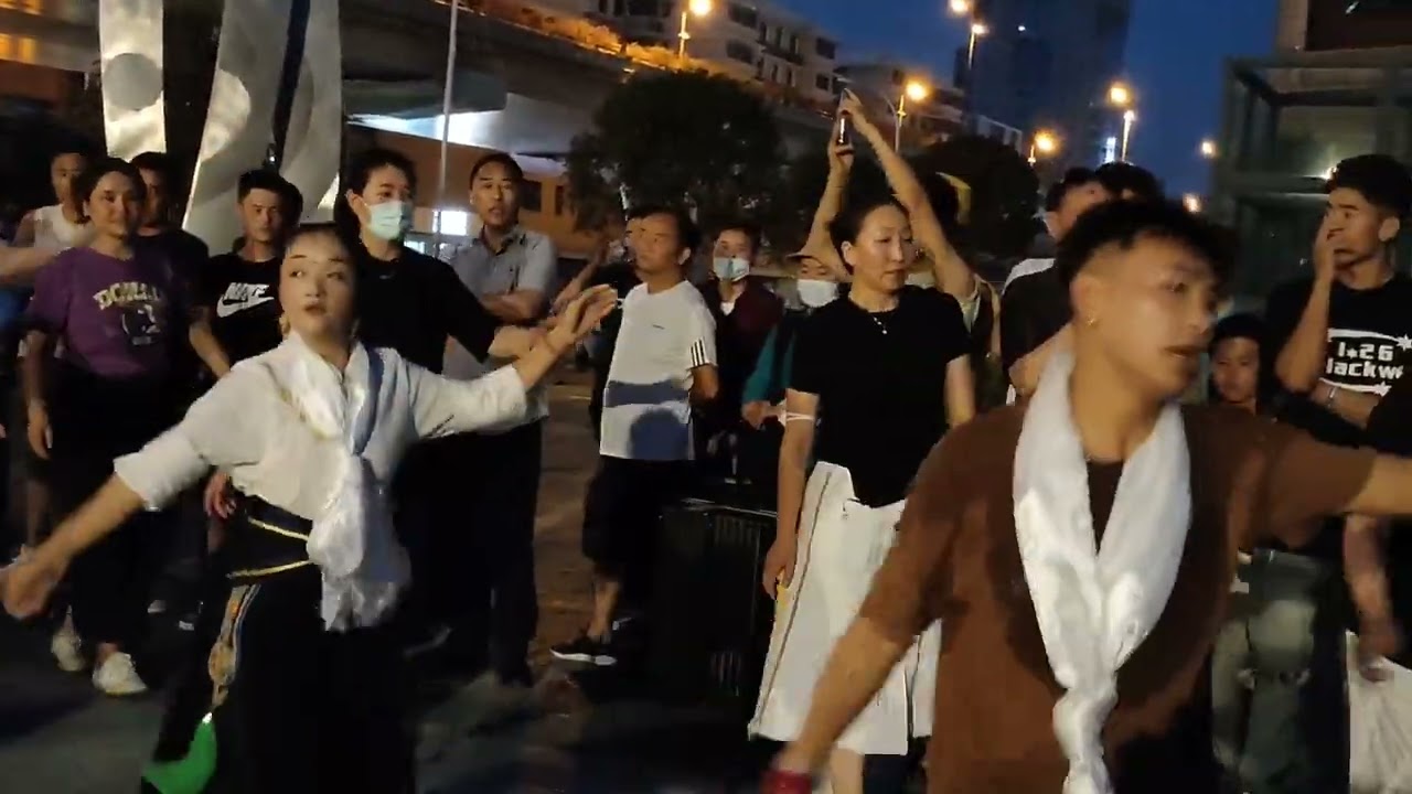40度高温红色预警街头场景，成都街头人山人海，再热的天也挡不住藏族朋友们街头锅庄，喜欢跳舞的朋友一定要多备水避免中暑