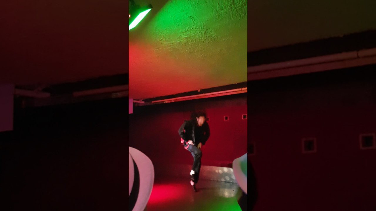 Earnest Valentino Performt den Earth Song