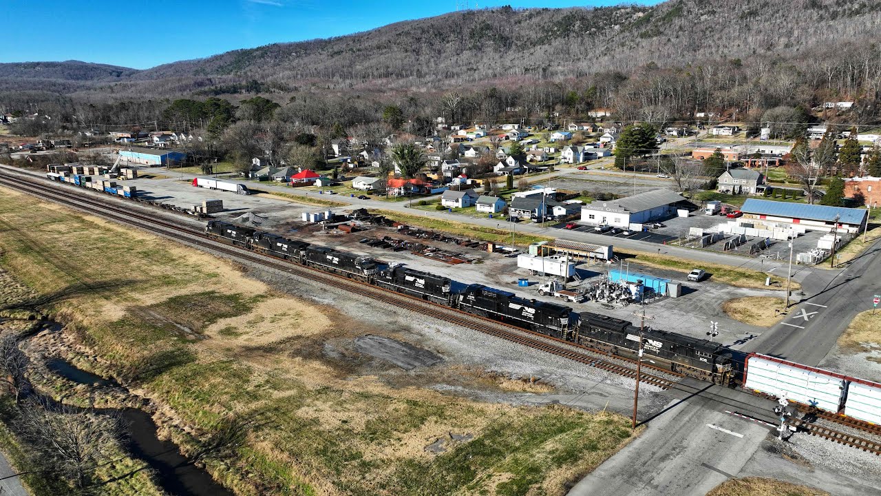 Norfolk Southern 173 with 6 engines up front South thru Rockwood Tennessee 