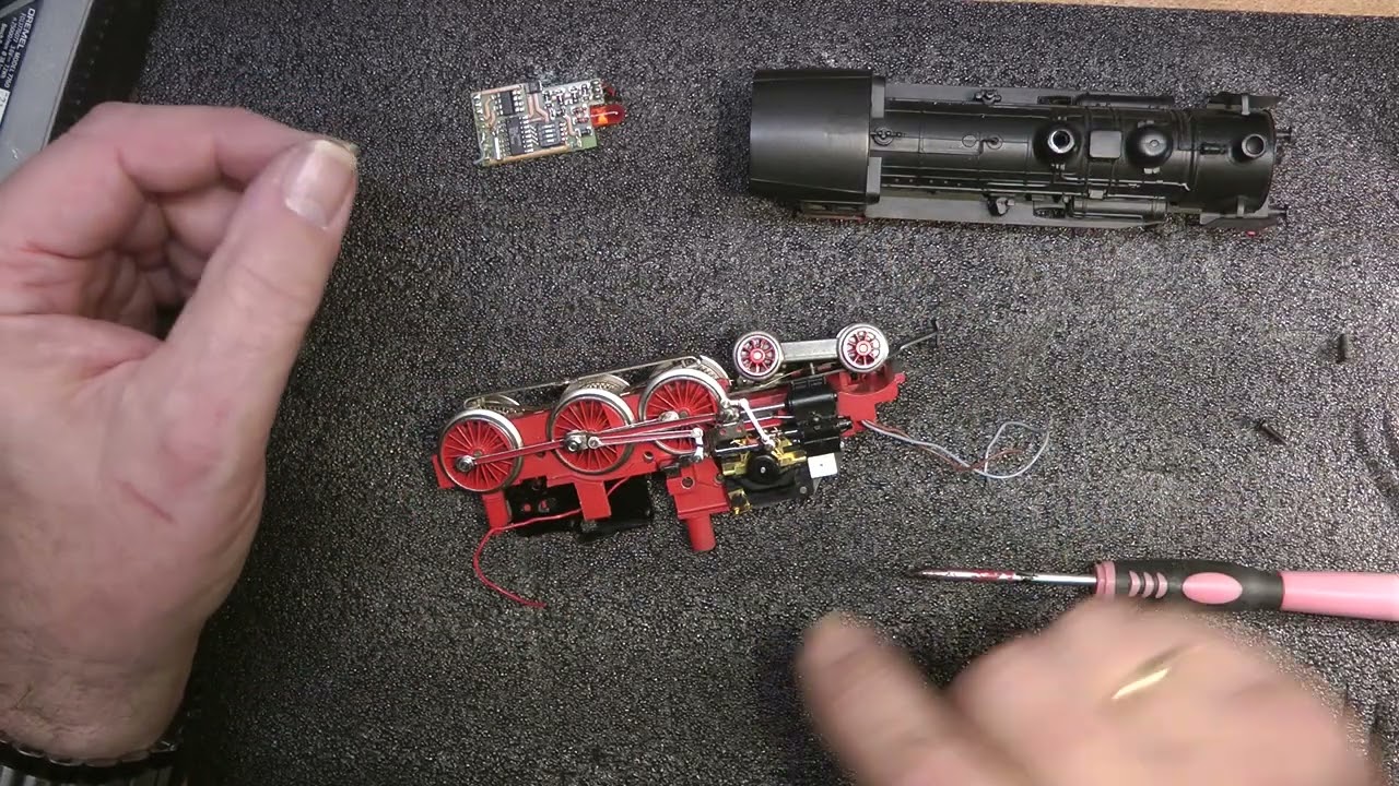 Wolfgangs Märklin Modellbahn-Märklin BR 38 bekommt 5 Pol Motor und LEDs