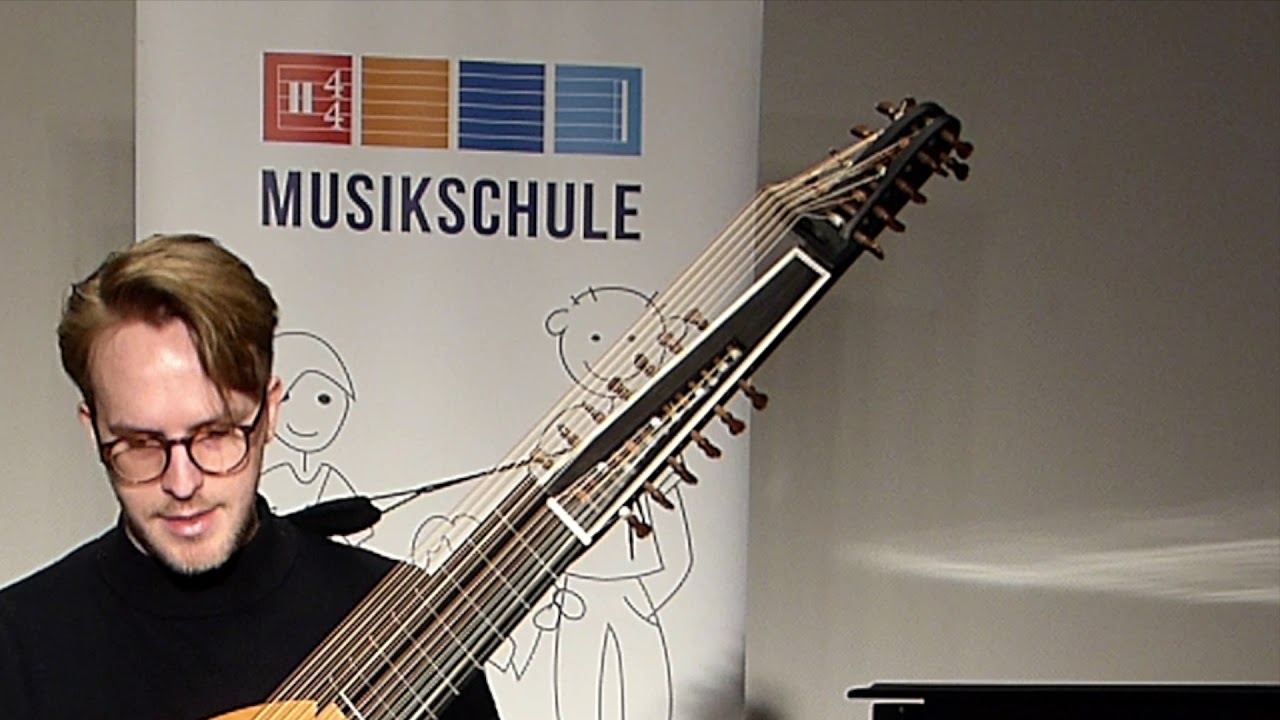 Lukas Oppermann spielt Laute