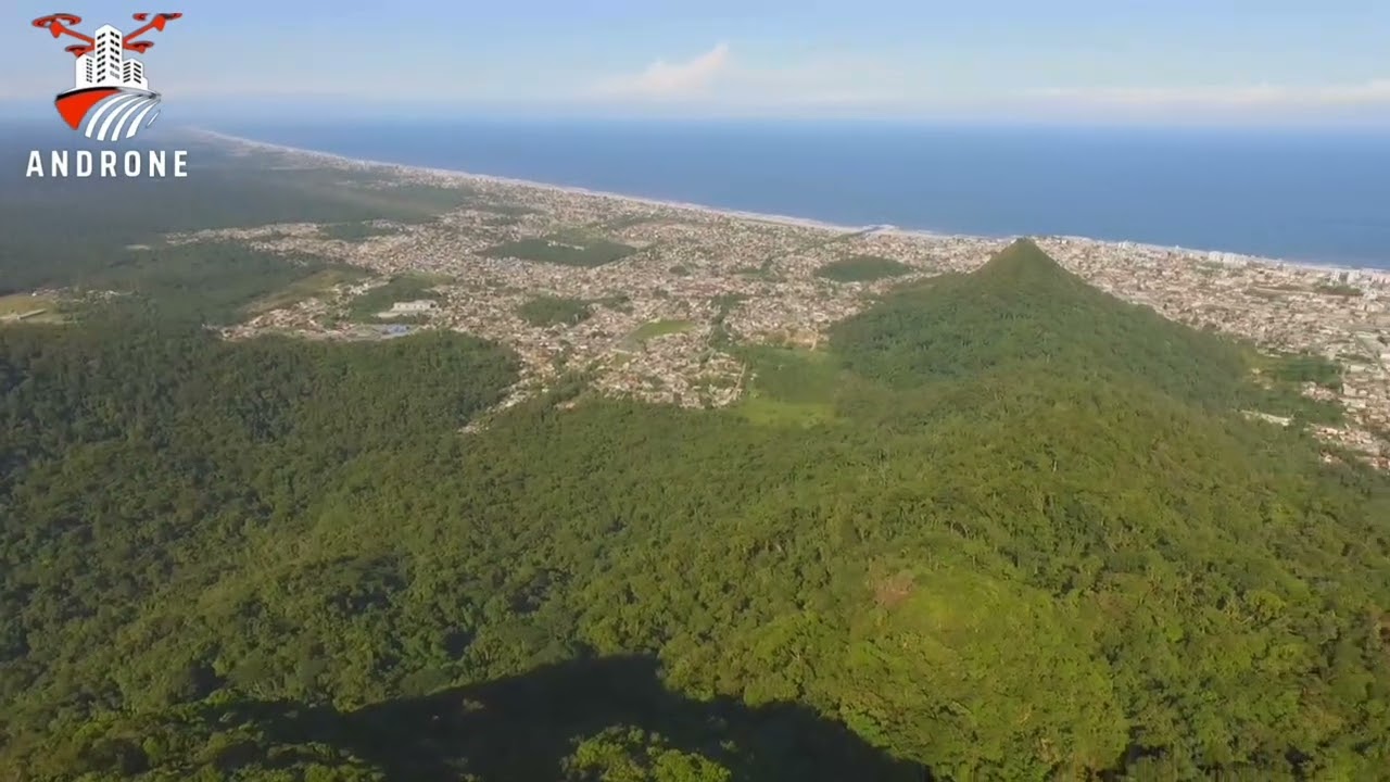 imagem do morro de matinhos do lado do antigo teleférico desativado