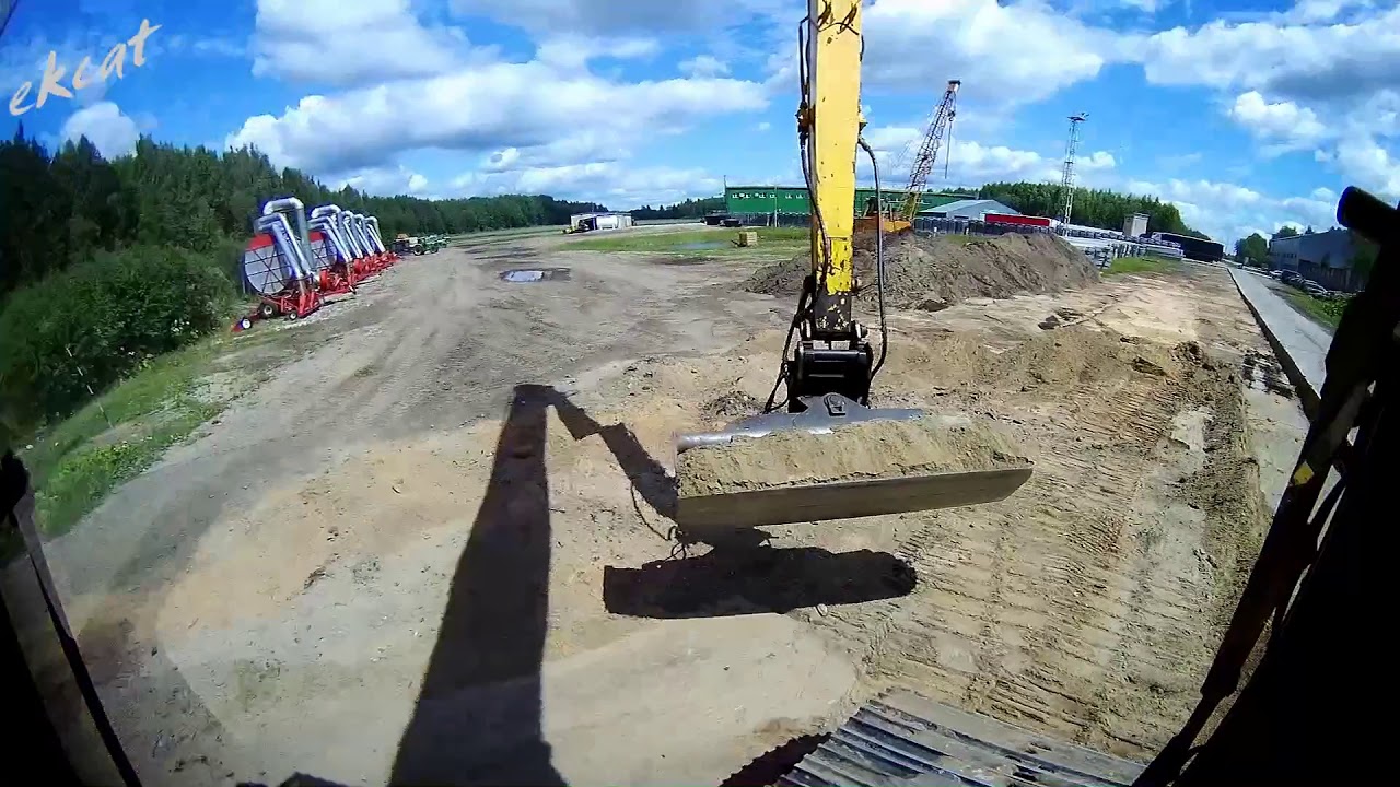 Срез. Подготовка основания дороги длинноруким экскаватором Komatsu 210.
