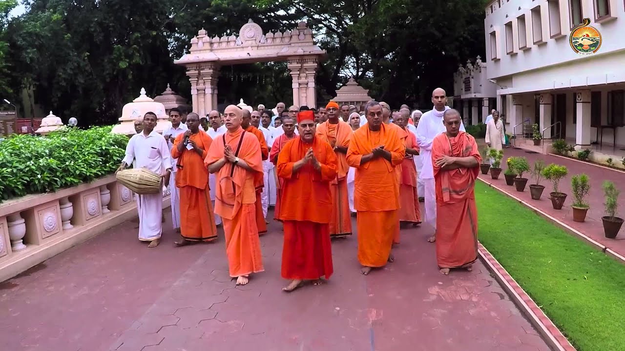 Uzha Sankeerthanam during Swami Ramakrishnananda Jayanthi 2015 HD Video