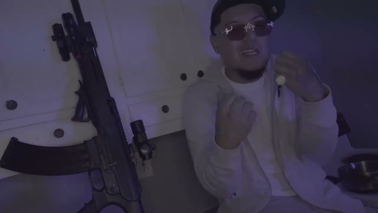 El Niño De La Cuadra- No Confio ( Official Music Video)