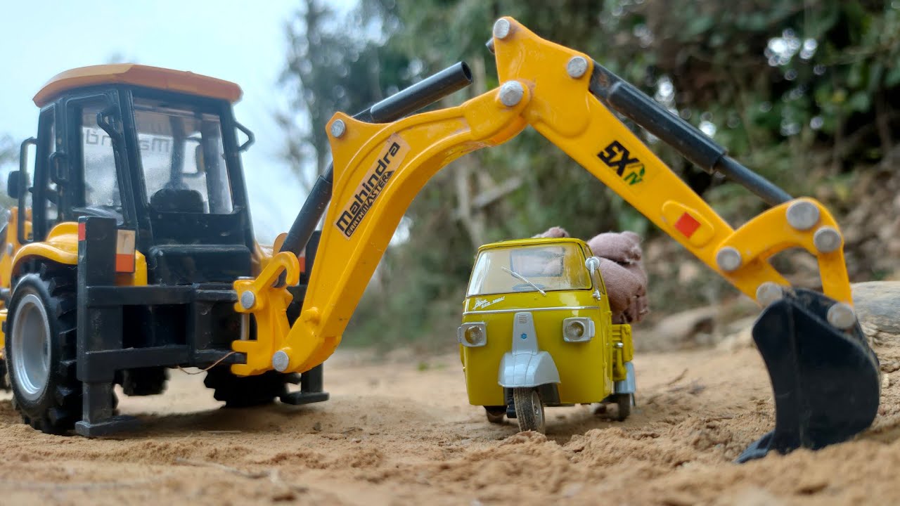 Diecast Model of Piaggio Ape Auto Rickshaw In Action | Tuk Tuk | Scale Models | Auto Legends