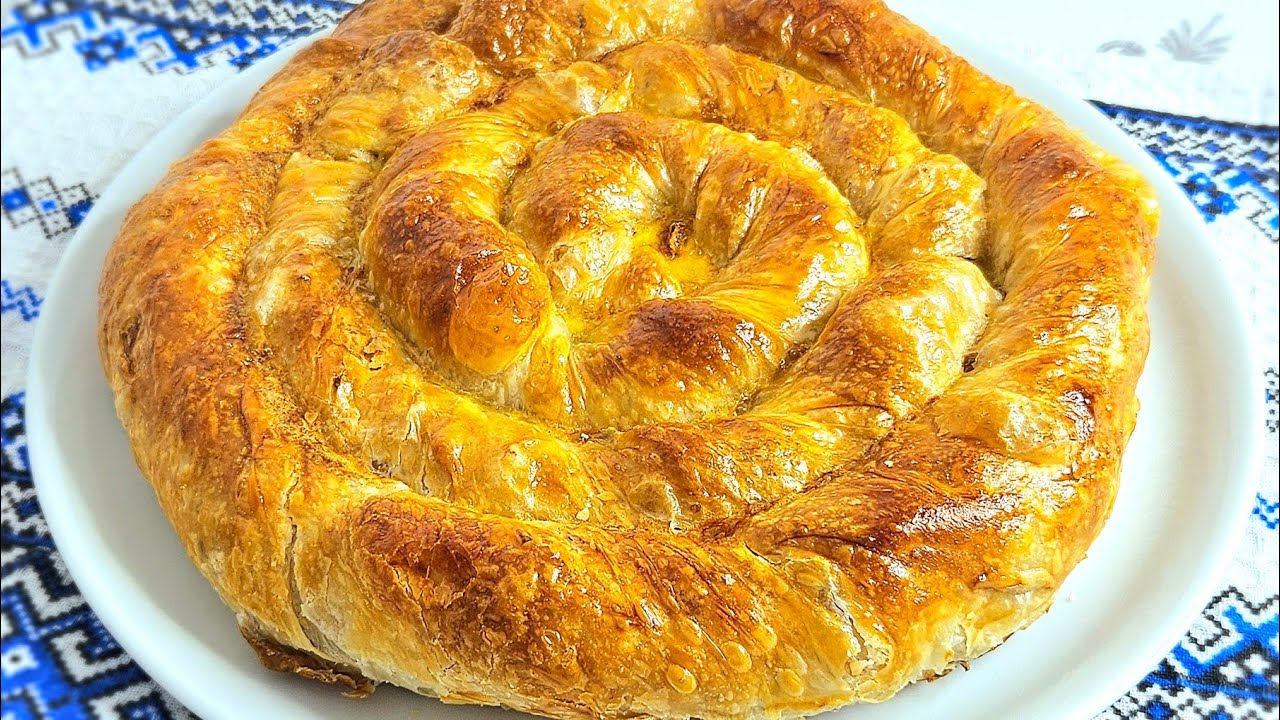 Plăcintă delicioasă umplută cu varză murată.Foi fine și subțiri și multă umplutură. 