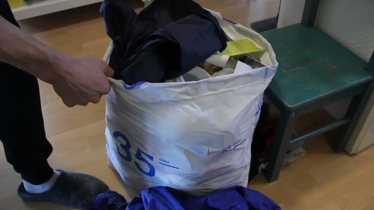 Regenjacken aus Polyester und Matschhosen aus PU kommen in den Hausmüll - entsorgt und verbrannt