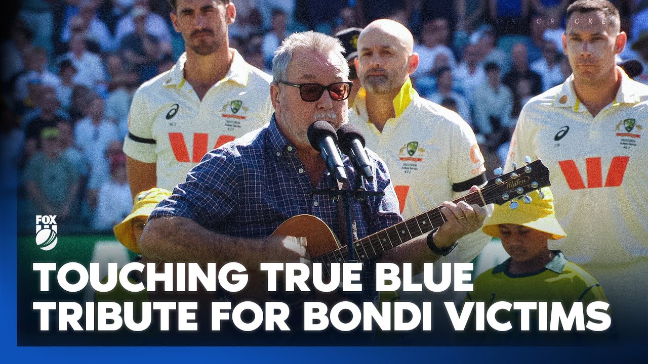 John Williamson - True Blue at the Adelaide Oval in Bondi tribute 💙 | Fox Cricket | The Ashes