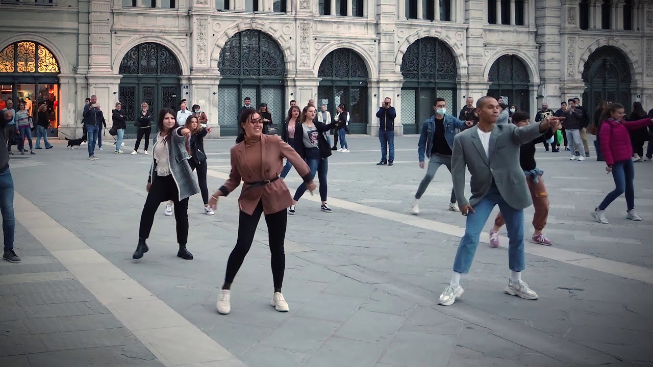 Flashmob Proposal Trieste Bruno Mars Marry You 2020