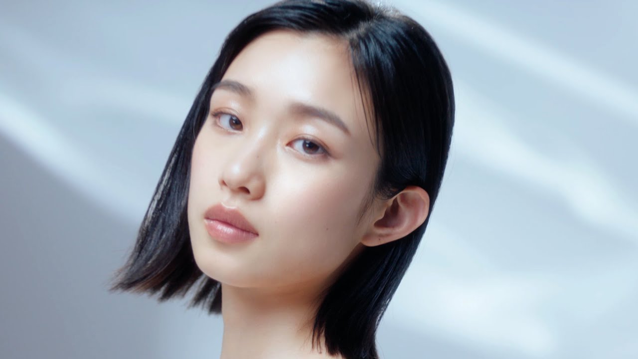 河合優実、ツヤ肌披露！ダンス＆バレエ仕込みの美しいポージングも　「ファンデ美容液」新TVCM「さようなら、ファンデーション。」 篇