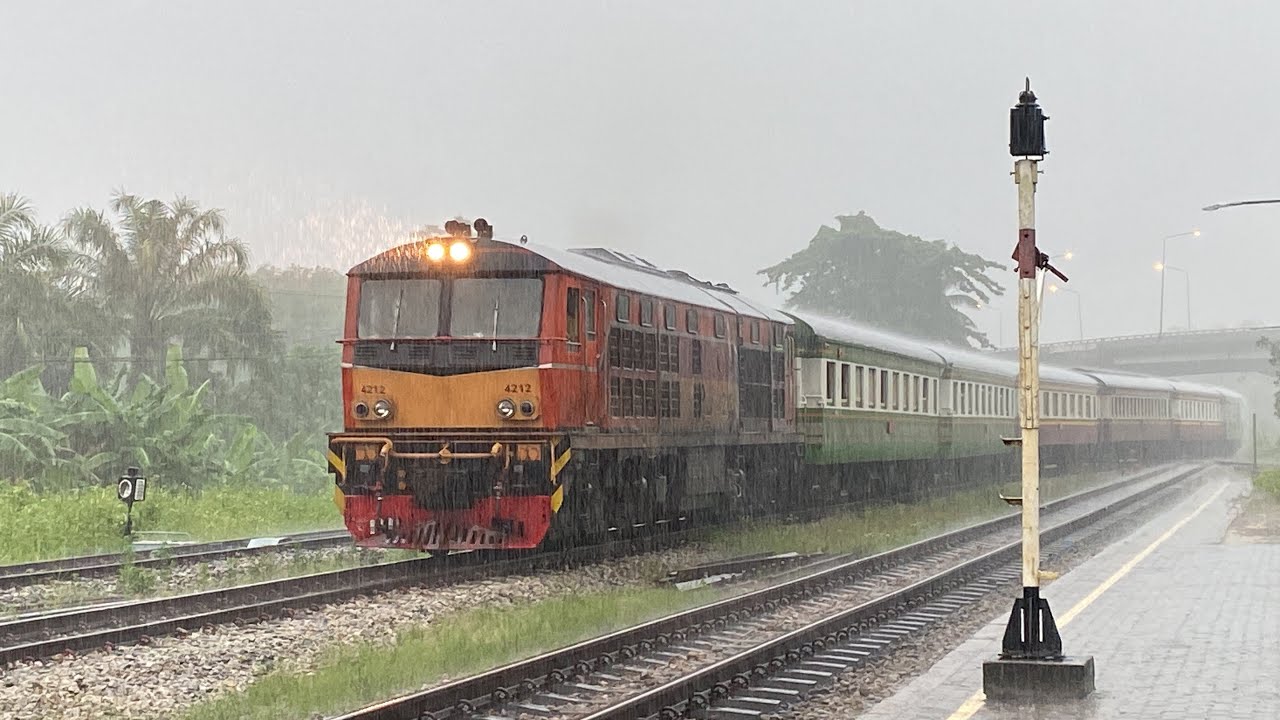 ขบวนรถไฟต่างๆ ในวันฝนตกหนักที่สถานีรถไฟร่อนพิบูลย์