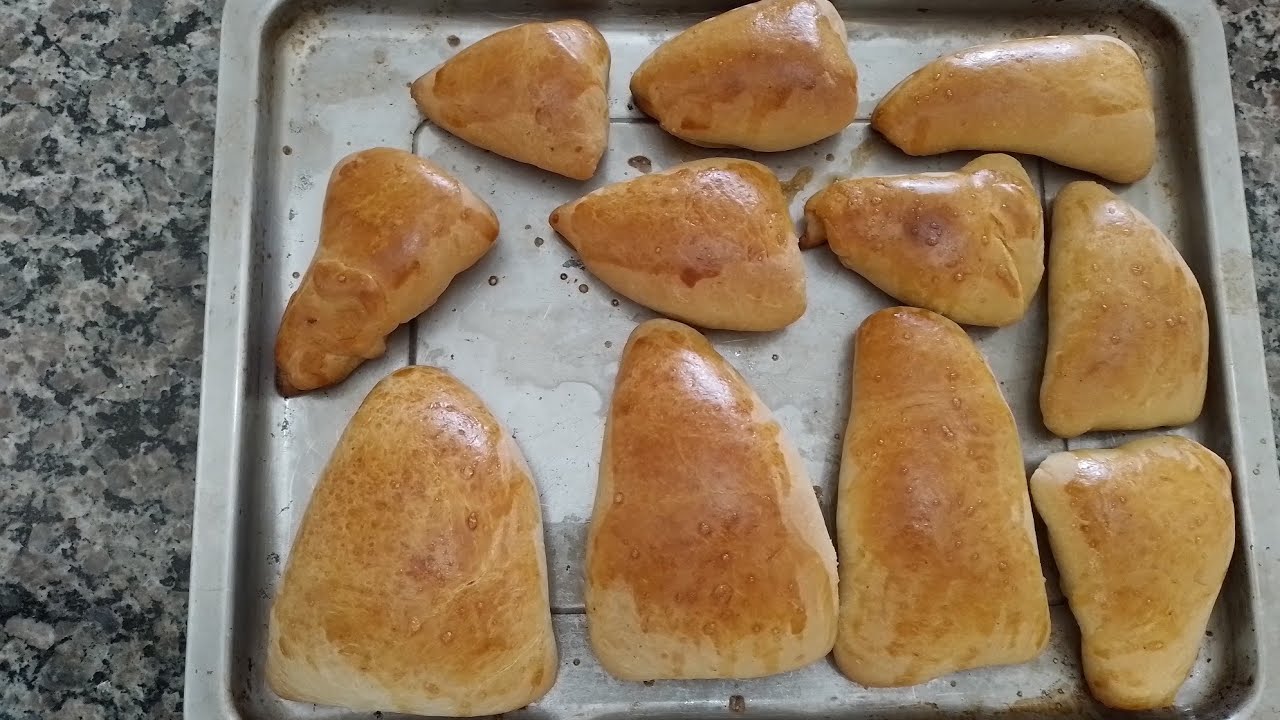Hj fiz pão de cebola recheada.