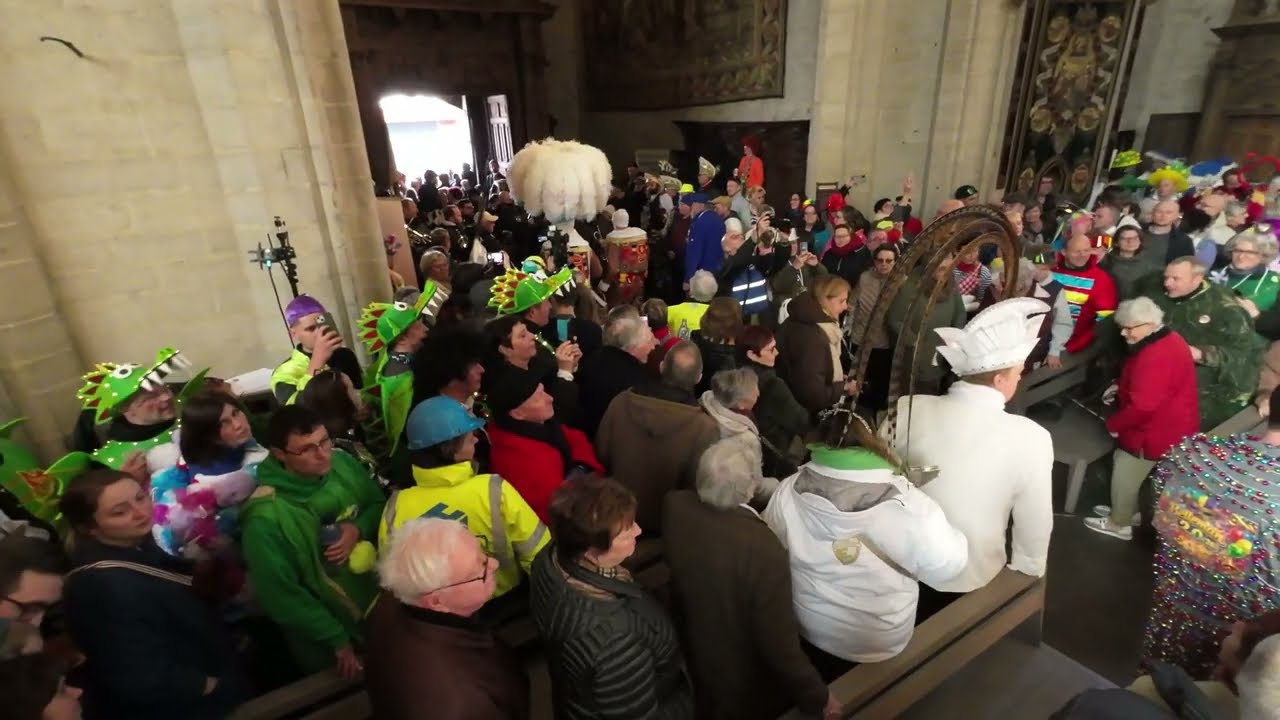 Kaarsofferande in de basiliek door de Gilles en Pierrots van Groot Halle Carnaval Halle 2026 1