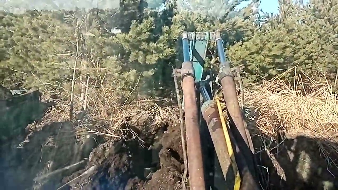 Починил экскаватор ЮМЗ-6, погрузка перегноя.