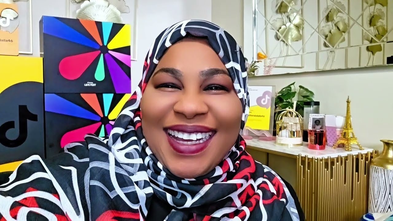  اليوم كلو ماسكة التلفون في يدها وكمان حوامة