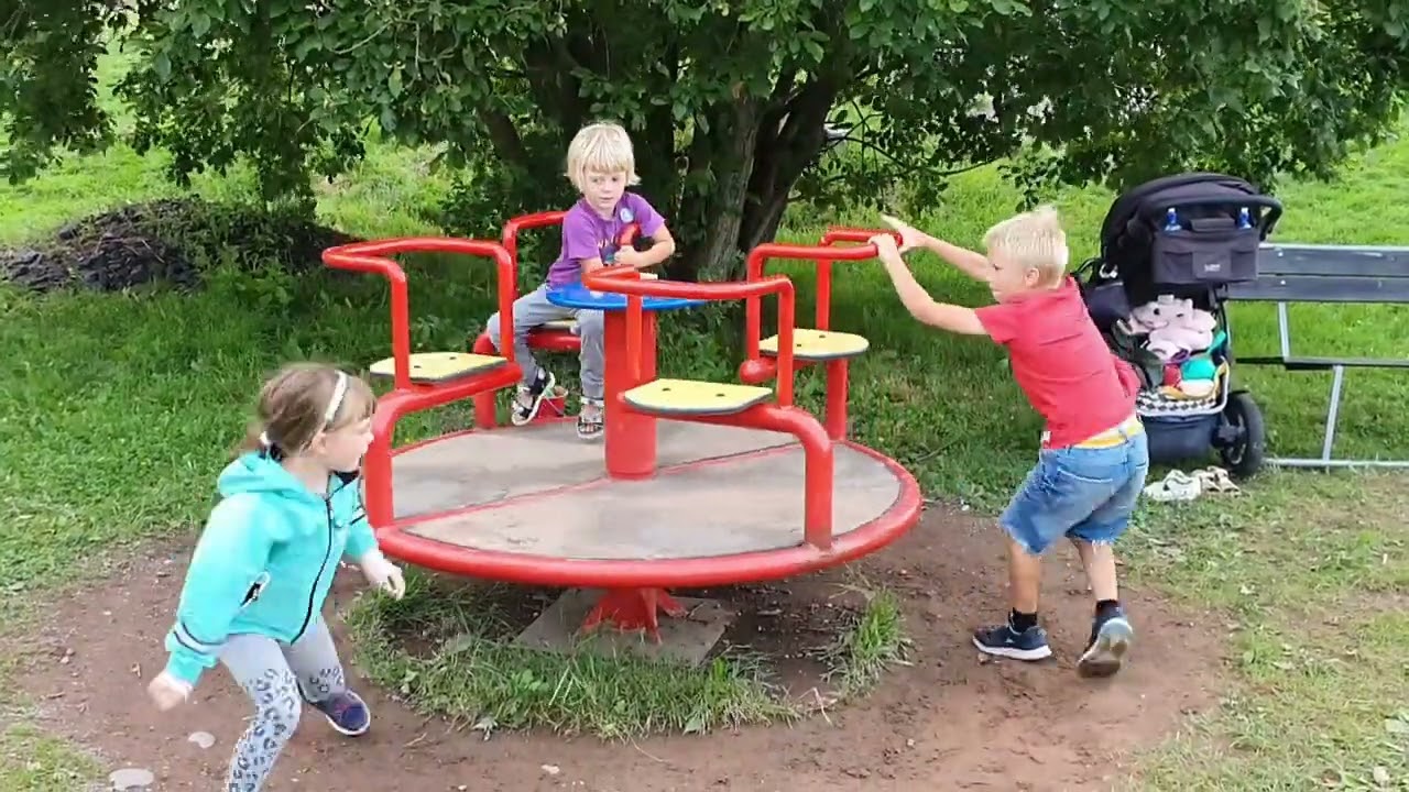 Olivia och kusinerna åker till en strutsfarm.