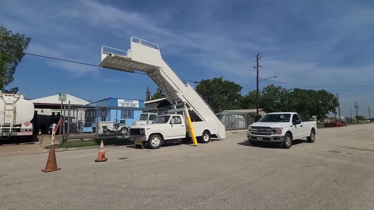 Stinar SPS 3515 Passenger Stair Truck - Operational Video