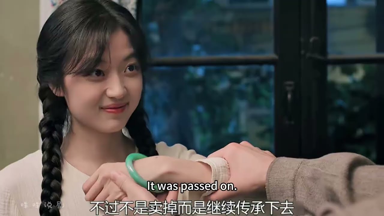 纯真年代的爱情：方穆静在瞿桦的劝说下踏出道歉之路主动和母亲修补关系，方母为不让费霓一人承担生活压力准备卖掉祖传镯子，为摆脱丈夫凌漪再度攀高枝，却不想表面说爱她的男人竟早有家庭，方穆静终于和母亲和好如初