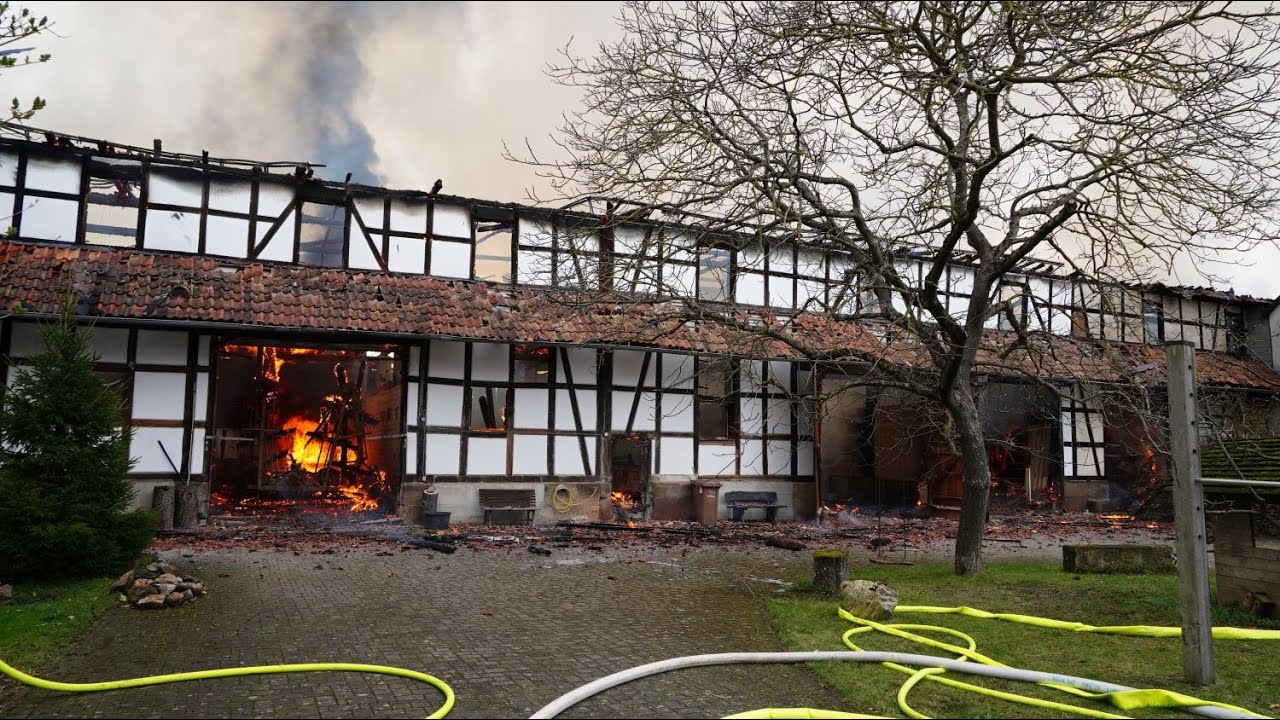 Scheunenbrand bei Naumburg - Feuerwehr konnte Wohnhaus retten 07.04.2021