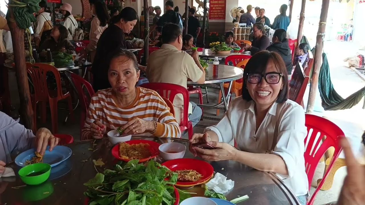 Mẹ Mẫu Tiền Giang chủ nhật bà con về vía mẫu và dùng bánh xèo 