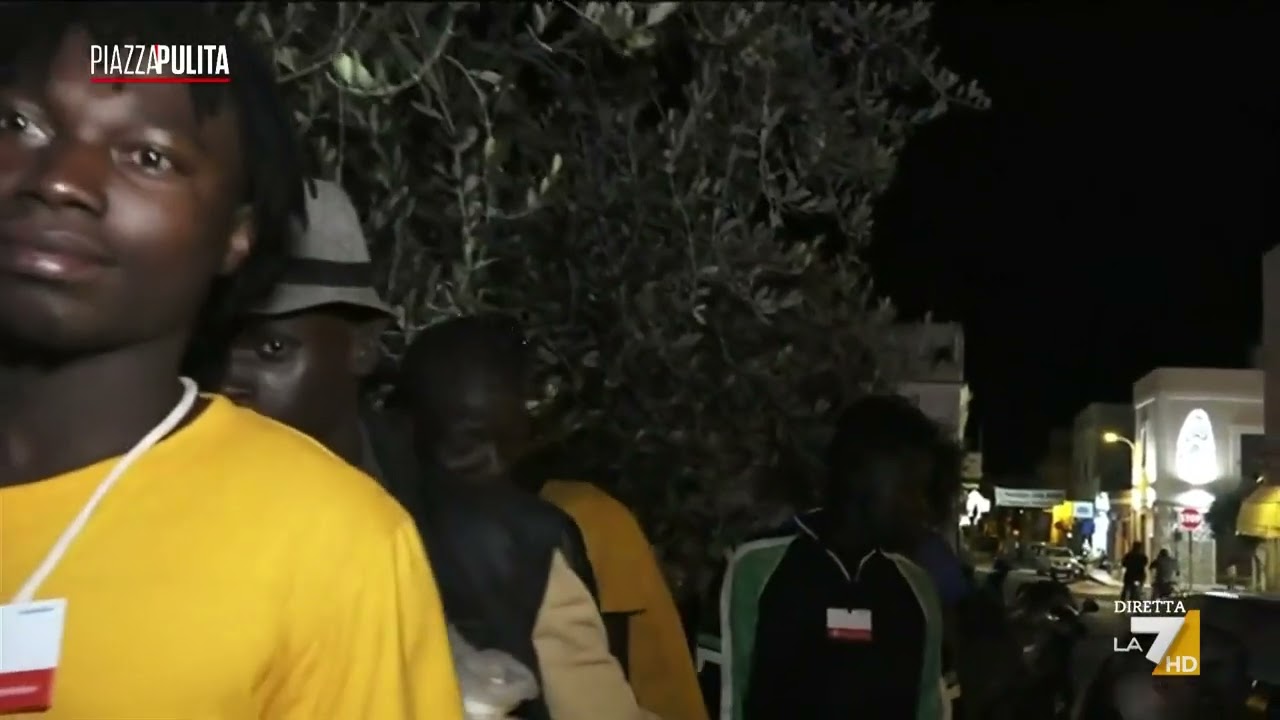 Diretta da Lampedusa: “Migranti lasciati per troppe ore su una lastra di cemento rovente”