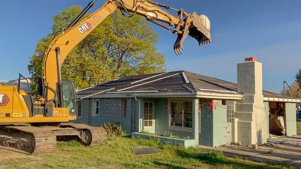 How to Demolish a Cinder Block House with a Caterpillar Excavator