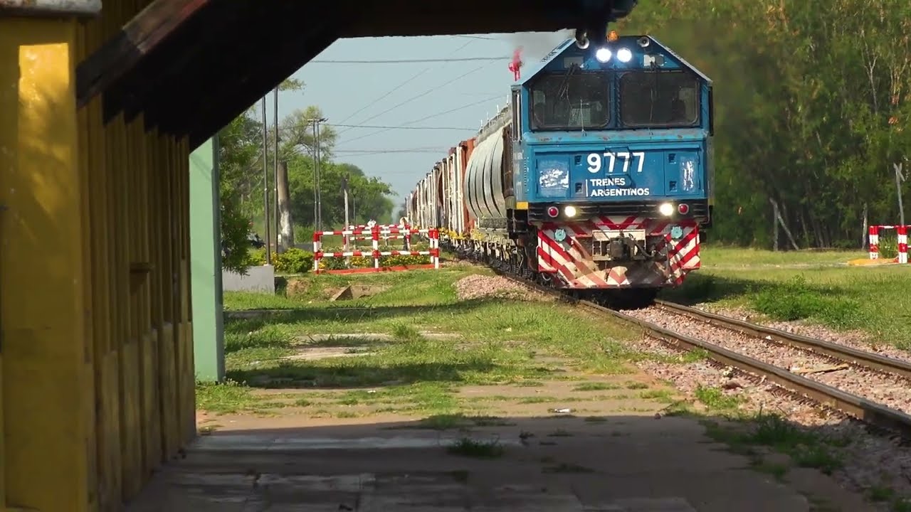 Las Breñas , una colorida estación que cobra vida cuando los trenes vuelven a pasar . .