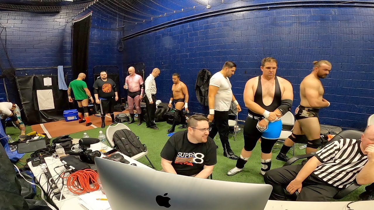 What happens backstage during a pro wrestling show - Behind the scenes