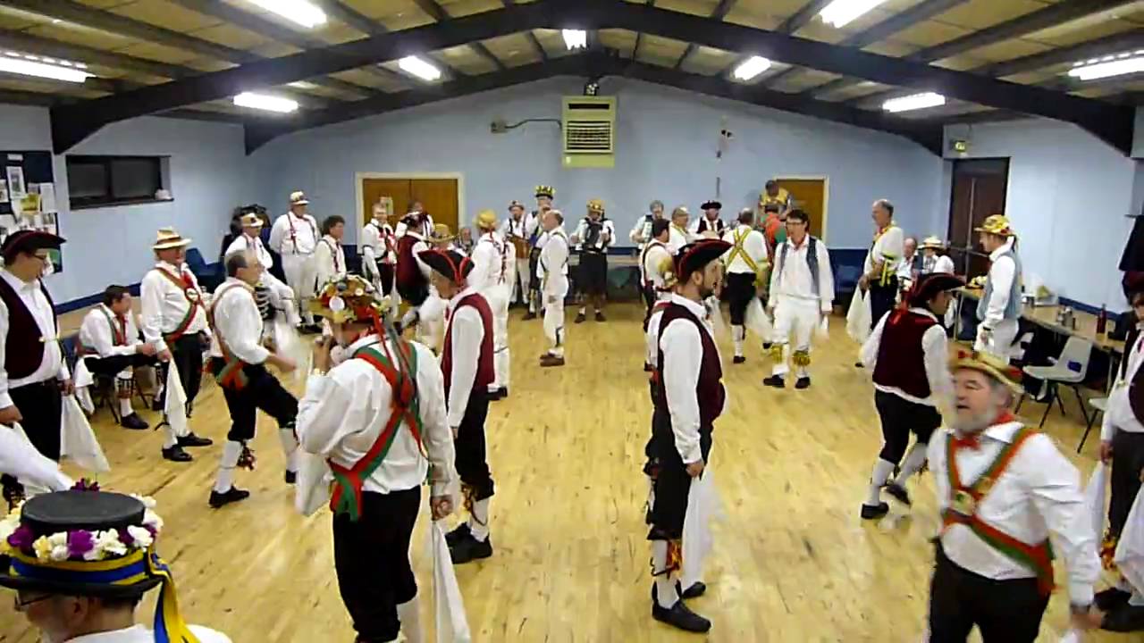 Queen's Delight massed dance at the Kennet Morris Mens' Ale 2010
