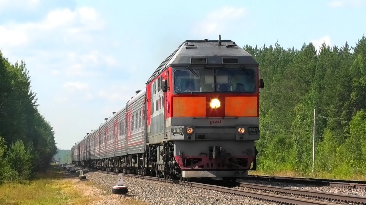ТЭП70-0139 с пассажирским поездом Адлер — Воркута следует через о.п. Слободчиково