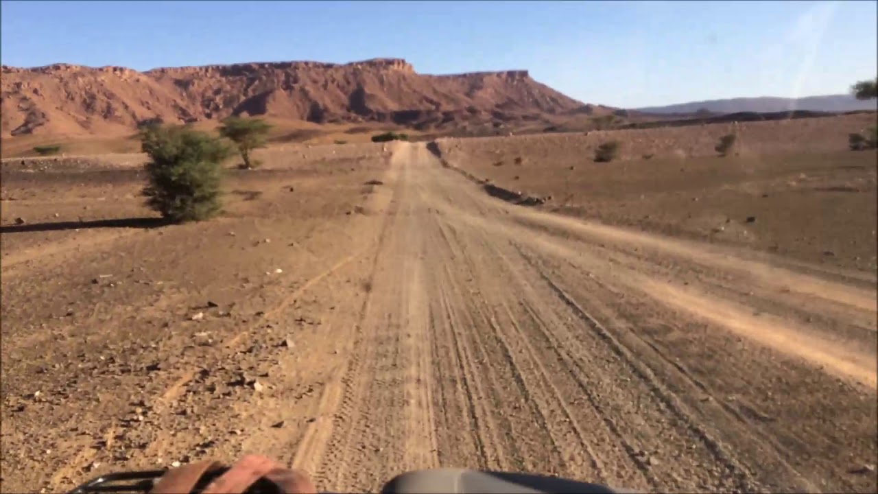 Piste Taouz Zagora steiniger Eingang mit Wellblech