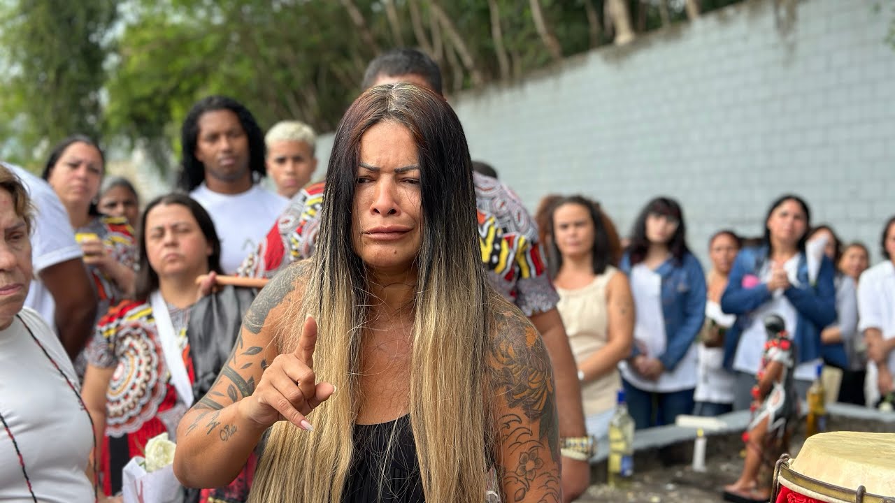 MARIA MULAMBO ASSENTOU A POMBAGIRA DELA DENTRO DO CEMITÉRIO