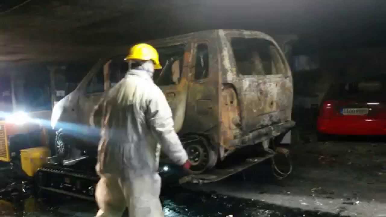 12.01.2015 Bergung der verkohlten Autowracks aus der Tiefgarage mit der Bergeraupe