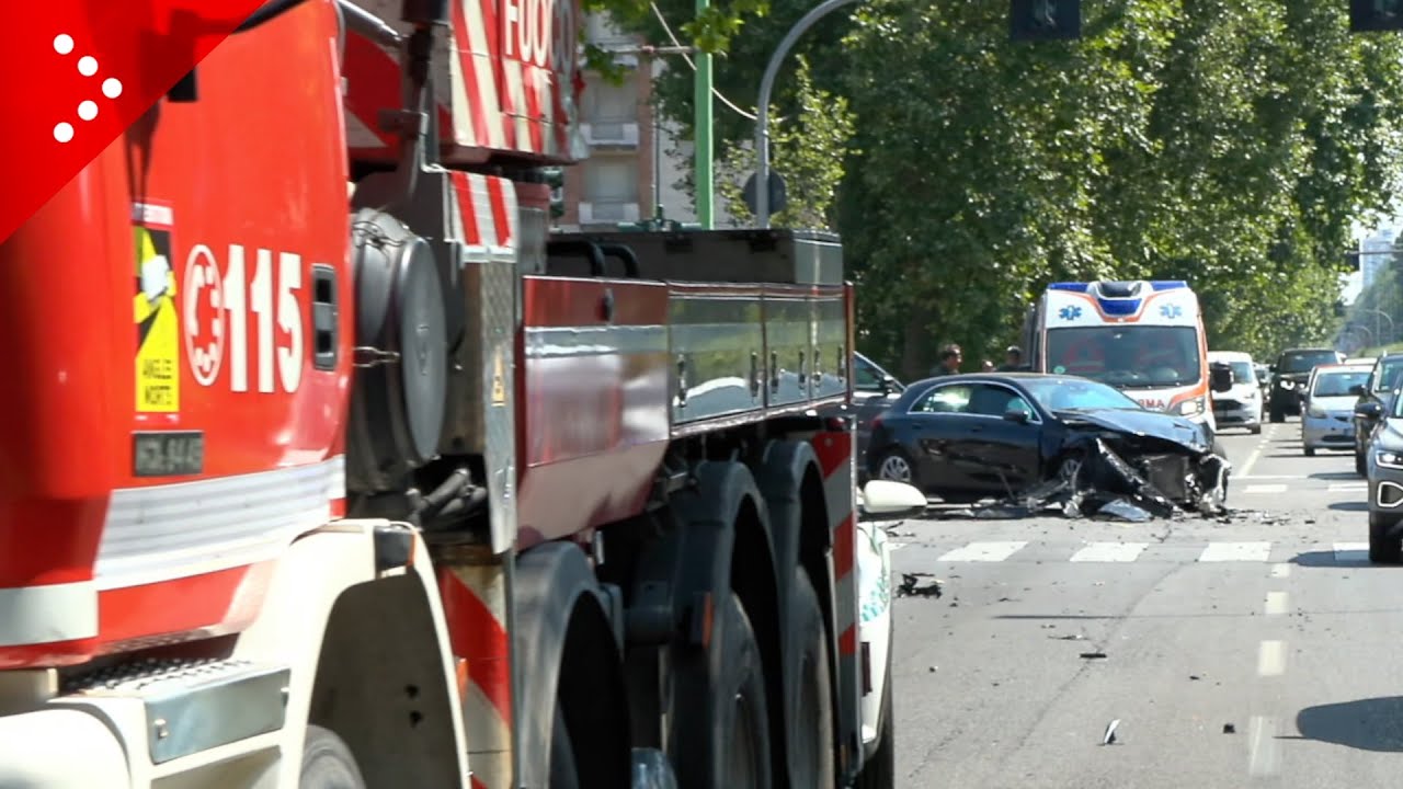 Milano, incidente tra un’autogru dei vigili del fuoco in servizio e un'auto