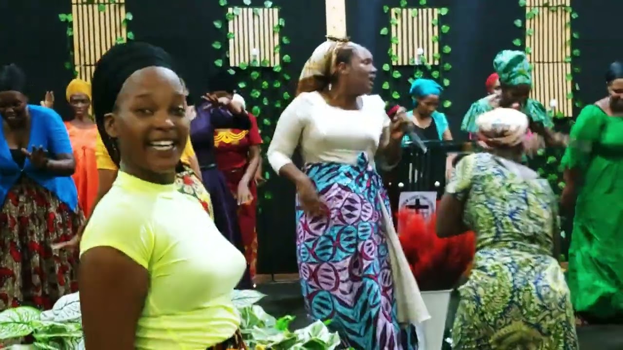 GROUP ABACIZI INDIRIMBO NZIZA ZRYOSHYE CYANE BATAMBIYE IMANA UMURIRO URATSE UMWUKA WERA URAMANUTSE