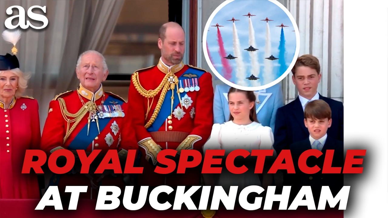 Britain&rsquo;s ROYALS Appear on Buckingham Palace Balcony for Spectacular Flypast