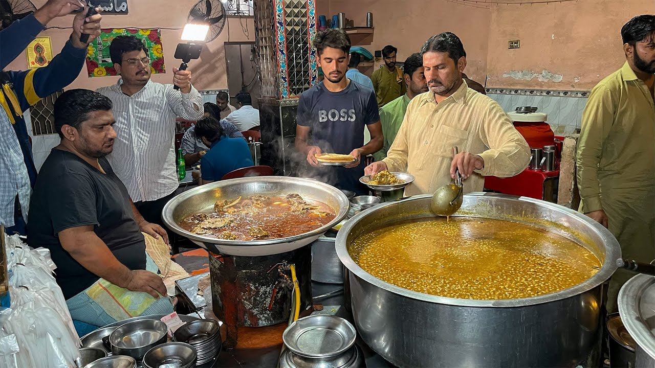 LAHORE BREAKFAST HEAVEN | BAO SALEEM MUTTON CHANAY - TRADITIONAL PAKISTANI FLAVOR