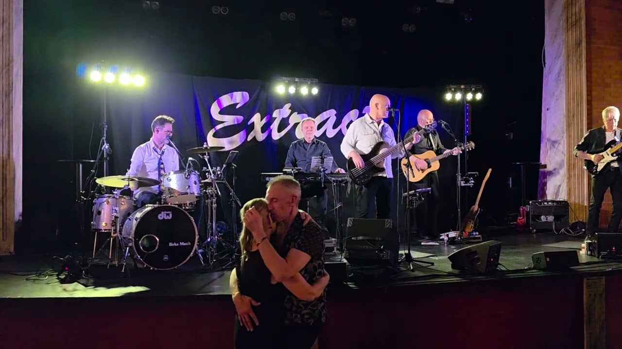 Extract.  Dansa till dom om ni har möjlighet. Hoppas de får spela på större banor. Riktigt bra band 