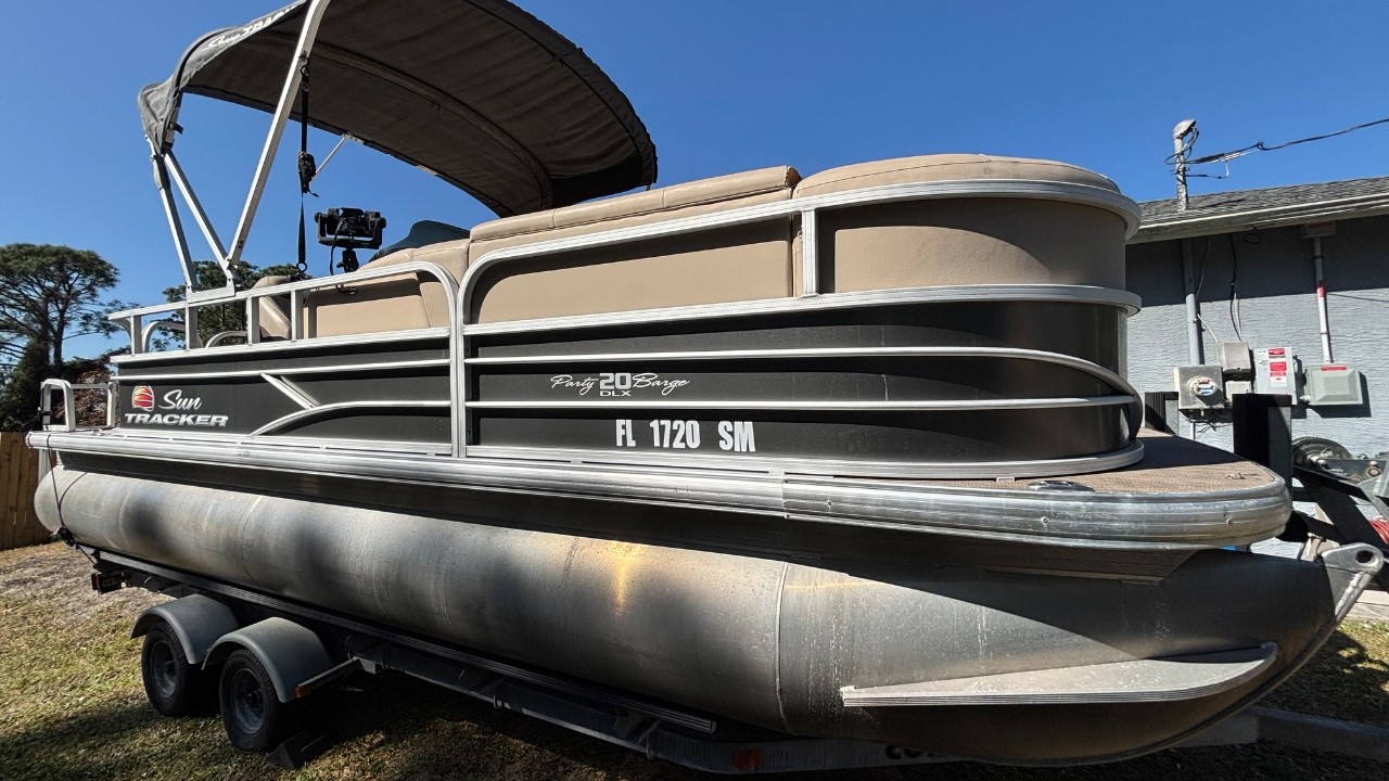 2019 SUN TRACKER PARTY BARGE 20 DLX
