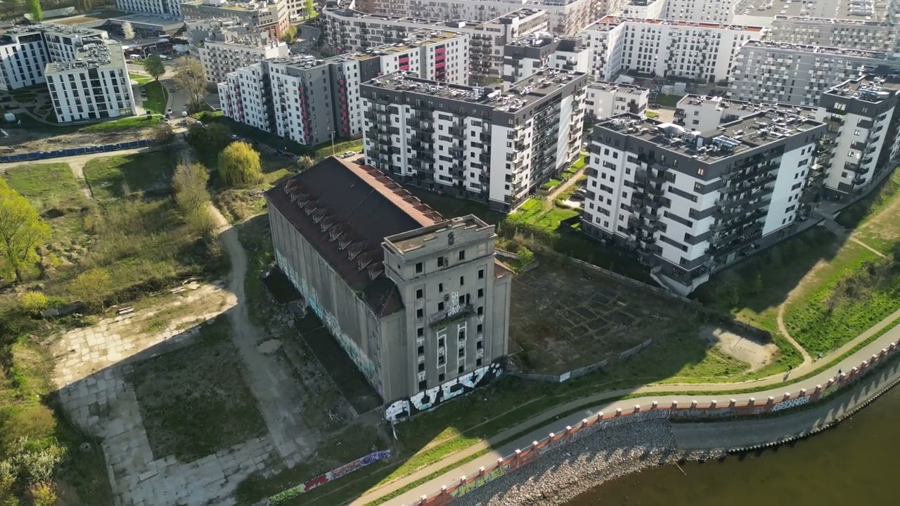 Zapierająca dech w piersiach wycieczka lotnicza 4K po Starej Odrze we Wrocławiu