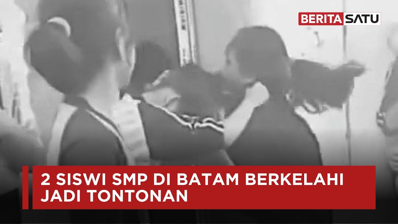 2 Siswi SMP di Batam Berkelahi Jadi Tontonan | Beritasatu