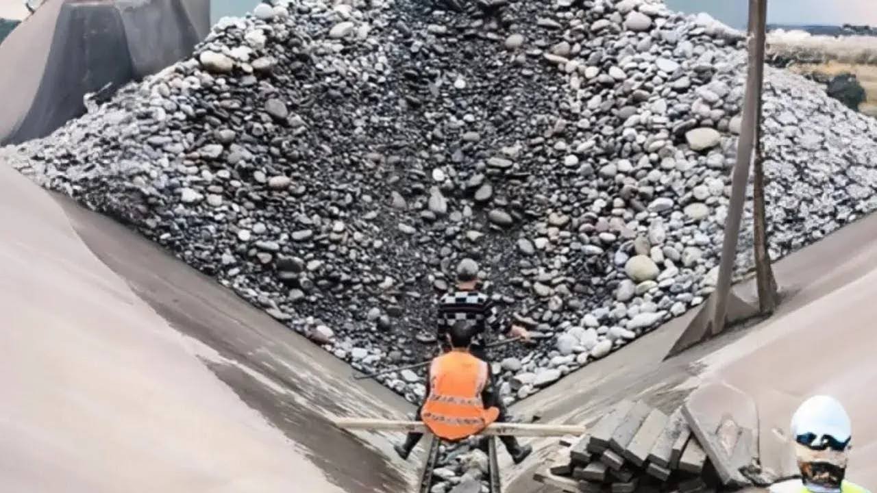 Sand Barge Unloading Is So Stress Relieving   #bouldering #automobile #decompression