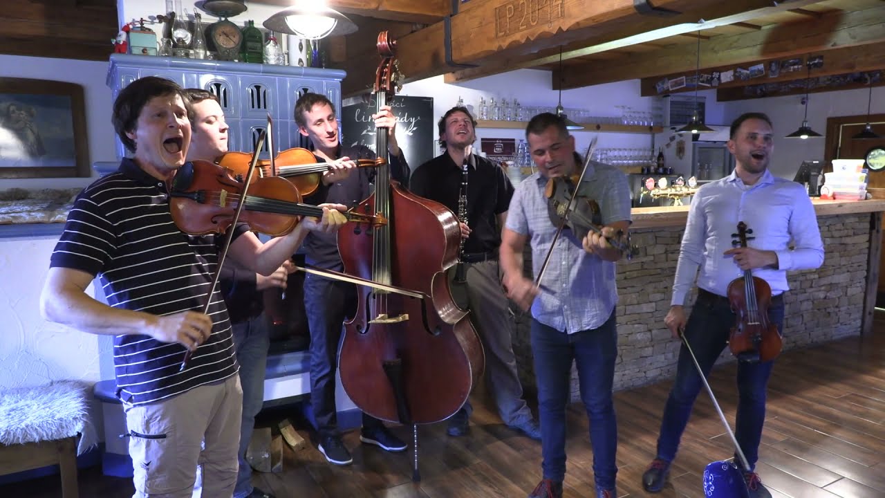 V Praze mají tito muzikanti z Velké nad Veličkou hodně dobrý zvuk-Horňácká hudecká muzika KUBÍCI
