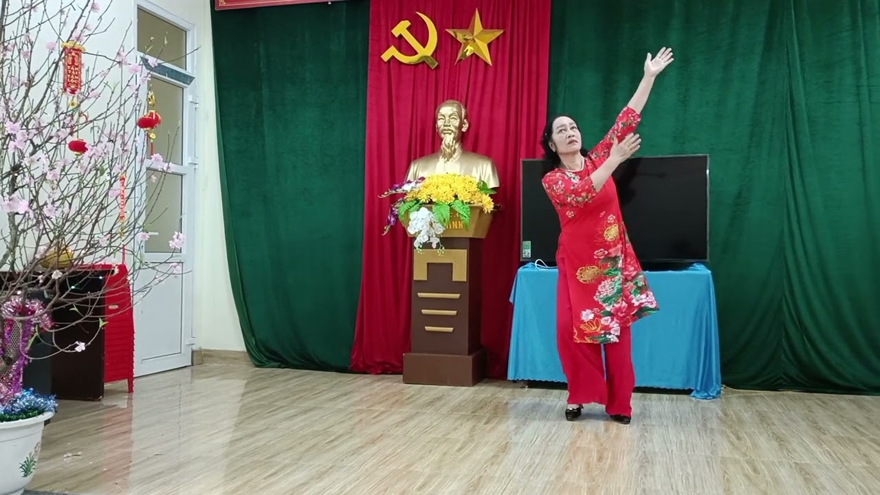 dân vũ bài dòng máu lạc Hồng.