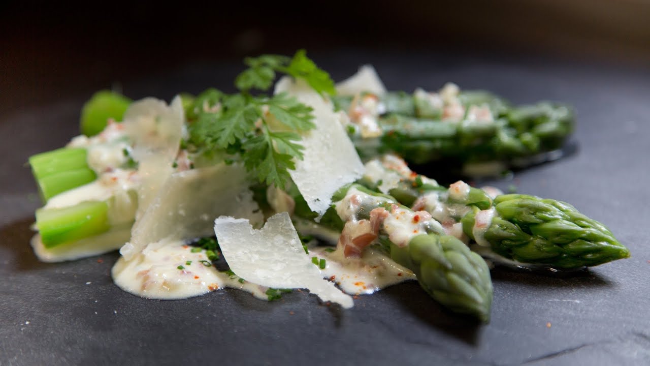 Recette facile : Asperges tièdes, crème de jambon de Bayonne
