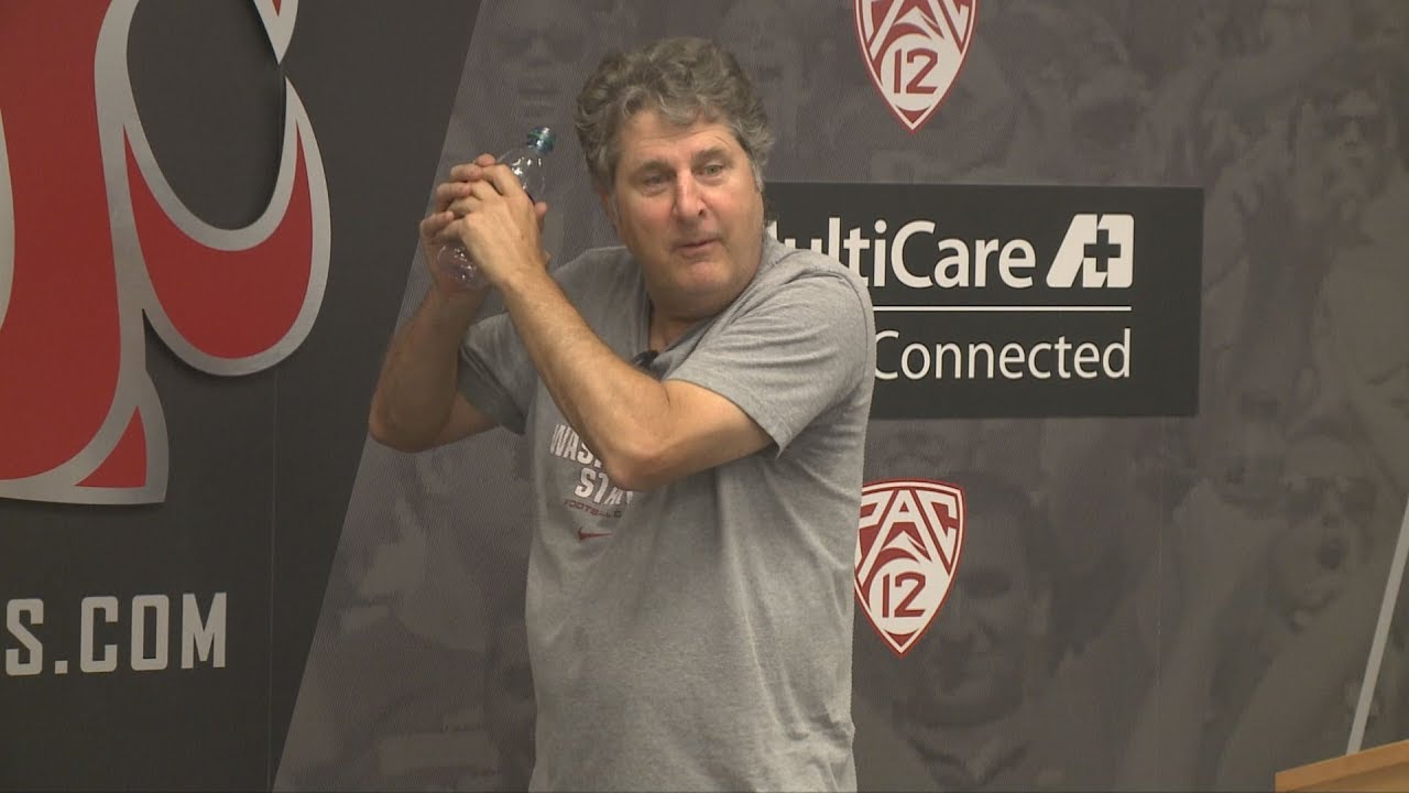 Hilarious: Mike Leach shows how to throw a shovel pass, makes fun of former Texas Tech QB
