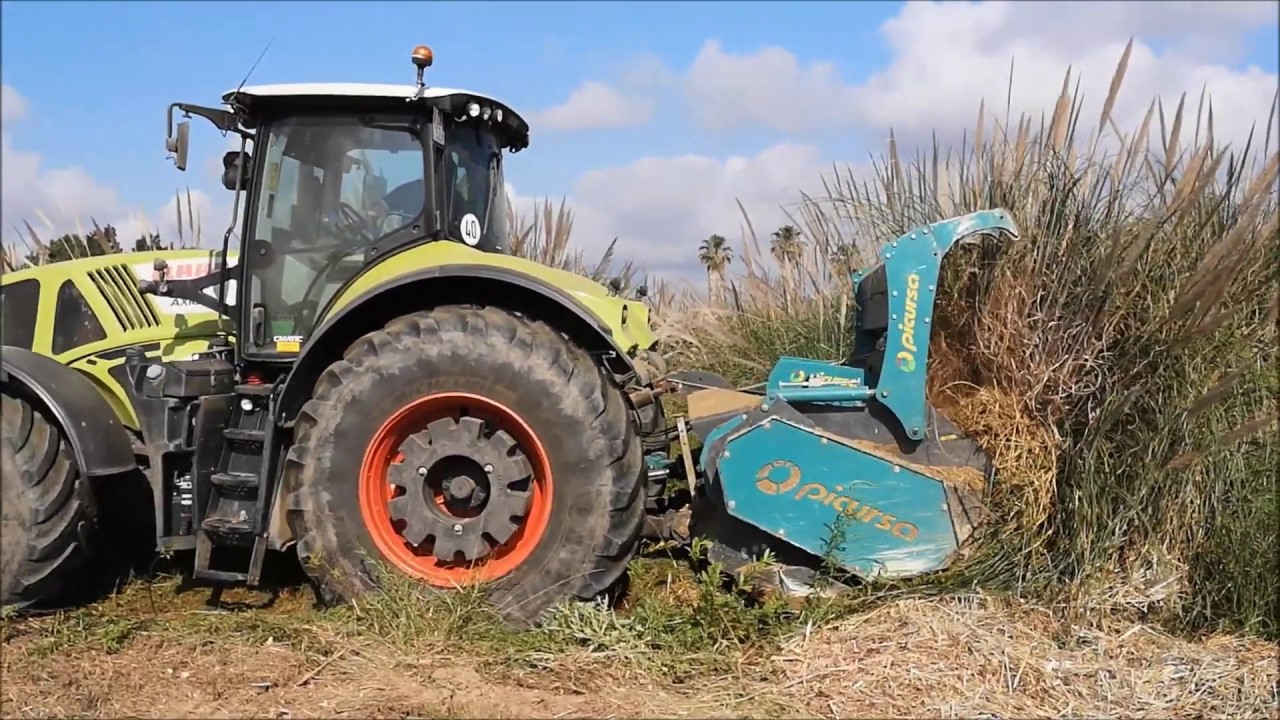 Broyeur PICURSA COMBAT 2600 sur tracteur CLAAS AXION 950 - VERCOM