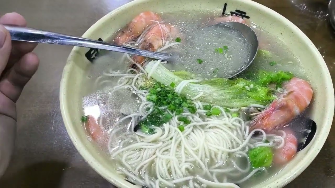 Лапша с морепродуктами, морские гребешки и устрицы в кафе в Дадунхае