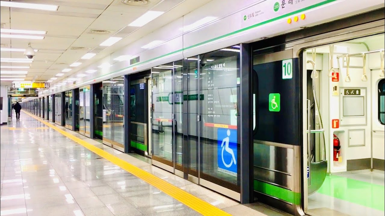 서울지하철 2호선 문래역의 전동차들 / Seoul Line2. Mullae station